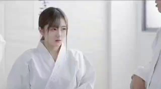 小小酥：我第一次摸你们男人的器官，他抓着我的手又抓了两下，一下去就插进去了，当时我的下边已经湿了，很痛，弄不过他啊第01集