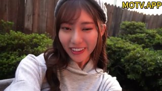 SPA女子养生馆女技师忽悠顾客做特殊服务，让小哥在按摩床上玩双飞，一个舔鸡巴一个舔乳头，让小哥草爽了